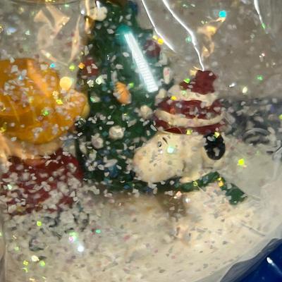 Lot 433 Peanuts Snow Globe