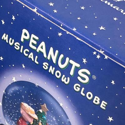 Lot 433 Peanuts Snow Globe