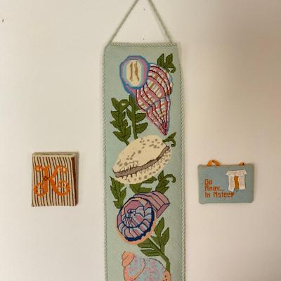 M272 Needlepoint Decor Banner With Pouches