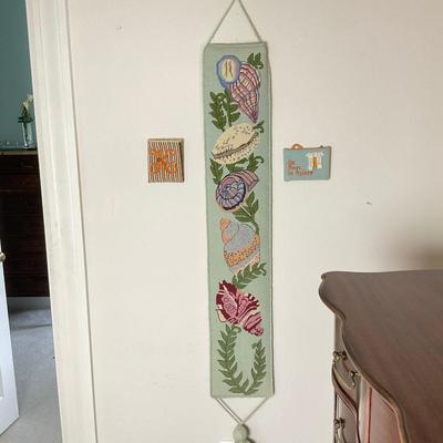 M272 Needlepoint Decor Banner With Pouches
