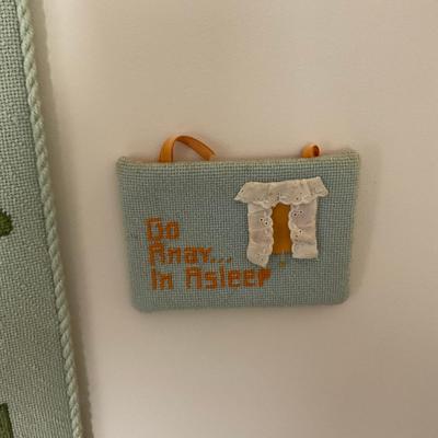 M272 Needlepoint Decor Banner With Pouches