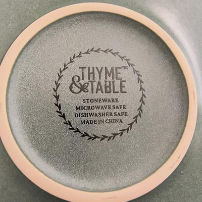 Stoneware dinner plates, 4