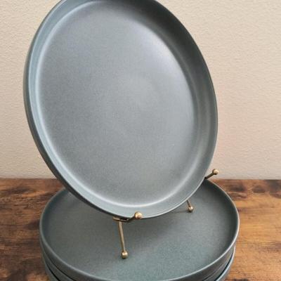 Stoneware dinner plates, 4