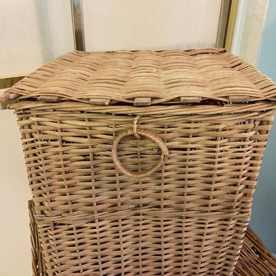 M291 Two Wicker Baskets With Lid