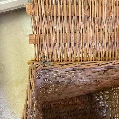 M291 Two Wicker Baskets With Lid