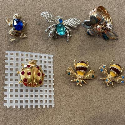 Small bugs pins with ring
