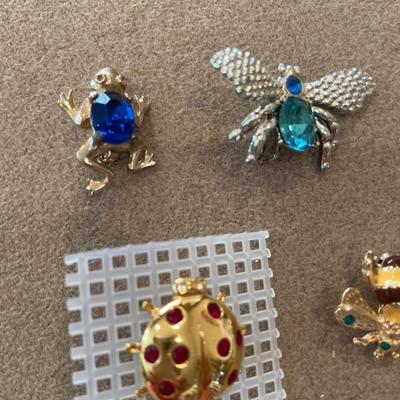 Small bugs pins with ring