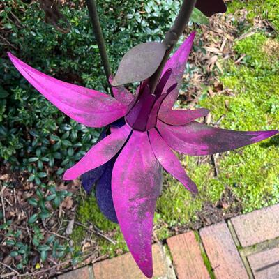 Four Metal Coneflowers Yard Art & Hummingbird Feeder (FY-MG)