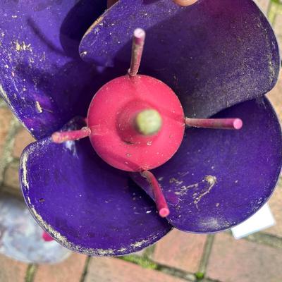 Four Metal Coneflowers Yard Art & Hummingbird Feeder (FY-MG)