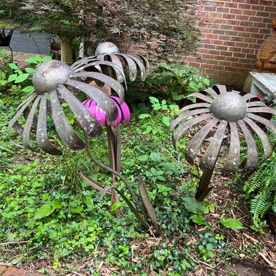 Four Metal Coneflowers Yard Art & Hummingbird Feeder (FY-MG)