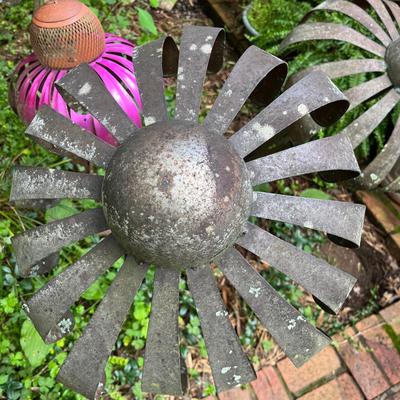 Four Metal Coneflowers Yard Art & Hummingbird Feeder (FY-MG)