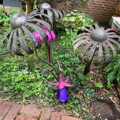 Four Metal Coneflowers Yard Art & Hummingbird Feeder (FY-MG)