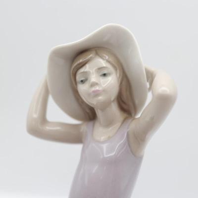LLadro Porcelain Figurine "Coy Girl with Hat"
