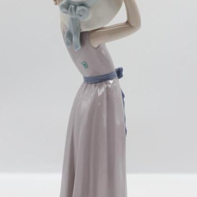 LLadro Porcelain Figurine "Coy Girl with Hat"