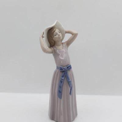 LLadro Porcelain Figurine "Coy Girl with Hat"