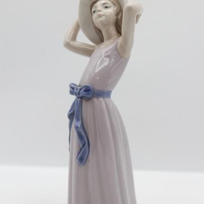 LLadro Porcelain Figurine "Coy Girl with Hat"