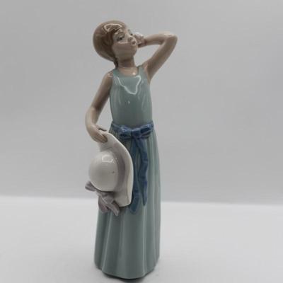 Lladro Porcelain Figurine "Prissy Girl with Hat"
