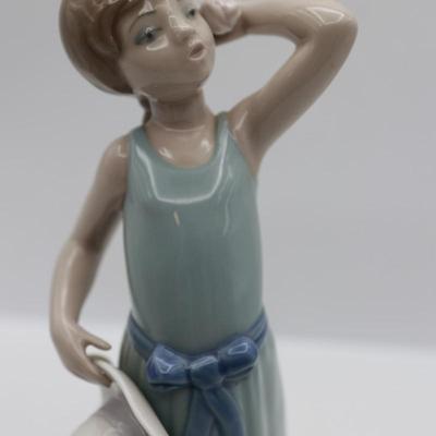 Lladro Porcelain Figurine "Prissy Girl with Hat"