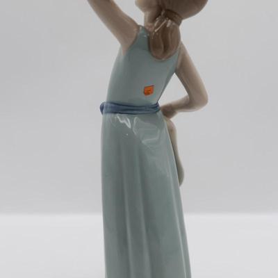 Lladro Porcelain Figurine "Prissy Girl with Hat"