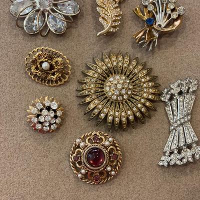 Vintage gold tone brooches