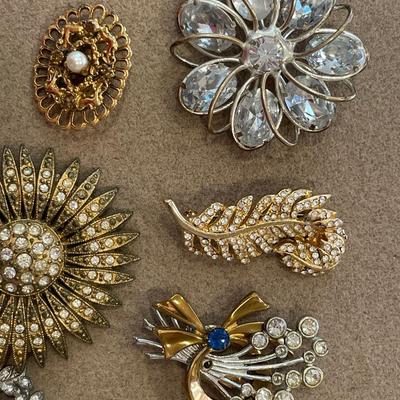Vintage gold tone brooches