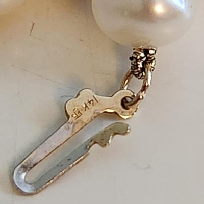 Sale Photo Thumbnail #502: This auction lot is for a Cultured Pearl Necklace.  This stunning necklace is made of real cultured pearls - hand tied between each.  The necklace has a 14K gold clasp.  It measures about 18-inches long.  Very Nice.