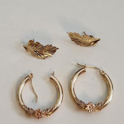 Sale Photo Thumbnail #512: This auction lot is for Two Pair of Gold Earrings.  These earrings are not marked but based on our years of experience we feel quite certain they are gold - they have not been tested.  Both pair are quite pleasing to the eye and would look perfect on eith