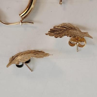 Sale Photo Thumbnail #513: This auction lot is for Two Pair of Gold Earrings.  These earrings are not marked but based on our years of experience we feel quite certain they are gold - they have not been tested.  Both pair are quite pleasing to the eye and would look perfect on eith