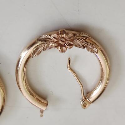 Sale Photo Thumbnail #510: This auction lot is for Two Pair of Gold Earrings.  These earrings are not marked but based on our years of experience we feel quite certain they are gold - they have not been tested.  Both pair are quite pleasing to the eye and would look perfect on eith