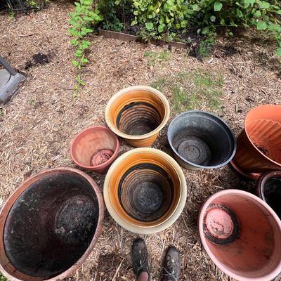 15 Plastic Plant Pots (BY-RG)