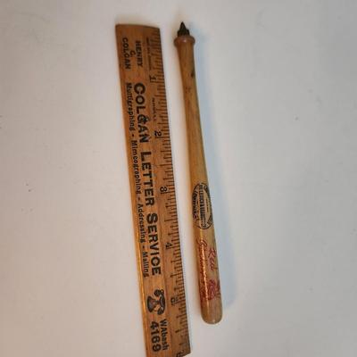 Sale Photo Thumbnail #533: This auction lot is for a Louisville Slugger Pen with the Old Cincinnati Reds Logo.  The logo actually say Cincinnati Red Stockings.  Nice vintage item - where you gonna find 'em.  See photo for size.