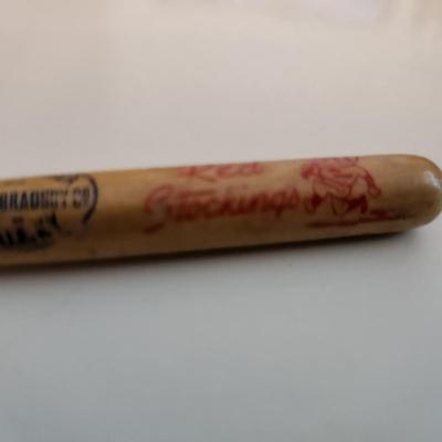 Sale Photo Thumbnail #531: This auction lot is for a Louisville Slugger Pen with the Old Cincinnati Reds Logo.  The logo actually say Cincinnati Red Stockings.  Nice vintage item - where you gonna find 'em.  See photo for size.