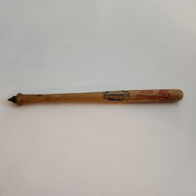 Sale Photo Thumbnail #532: This auction lot is for a Louisville Slugger Pen with the Old Cincinnati Reds Logo.  The logo actually say Cincinnati Red Stockings.  Nice vintage item - where you gonna find 'em.  See photo for size.