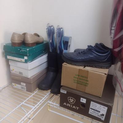Collection of Women's Fashion Clothes, Shoes, Apparel Mostly Medium Petite Sizes