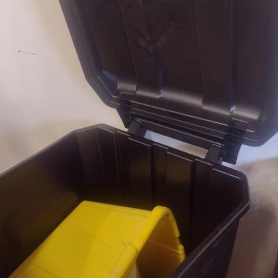 Rubbermaid Roughneck 45 Gallon Roll Can