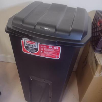 Rubbermaid Roughneck 45 Gallon Roll Can