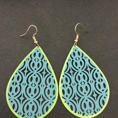 Cute teardrop fashion earrings