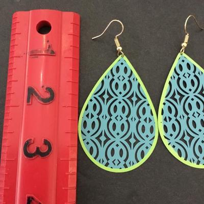 Cute teardrop fashion earrings