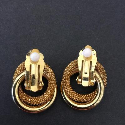 Beautiful vintage gold tone clip on earrings