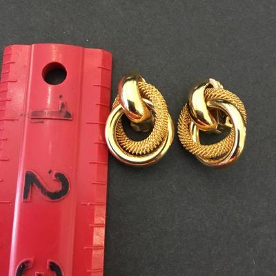 Beautiful vintage gold tone clip on earrings