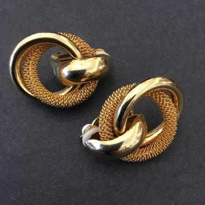 Beautiful vintage gold tone clip on earrings