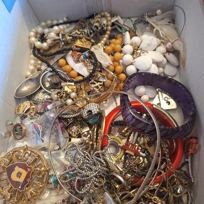 Misc bundle of jewelry pieces