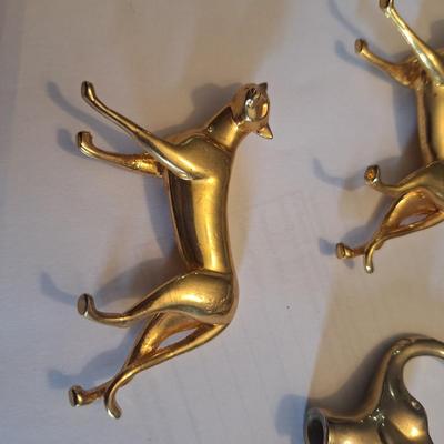 Animal figurines