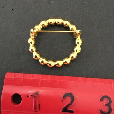 Pretty vintage faux pearl brooch