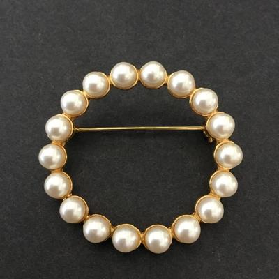 Pretty vintage faux pearl brooch