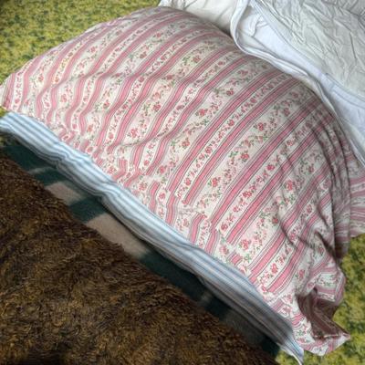 Sale Photo Thumbnail #179: Pillows, sheets, blankets
