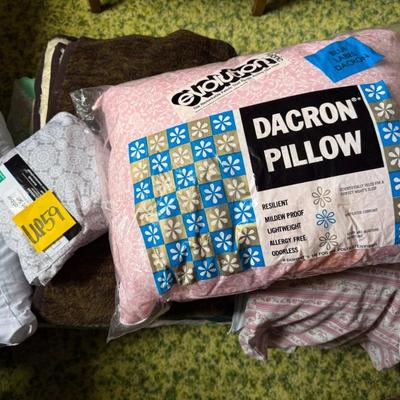 Sale Photo Thumbnail #178: Pillows, sheets, blankets