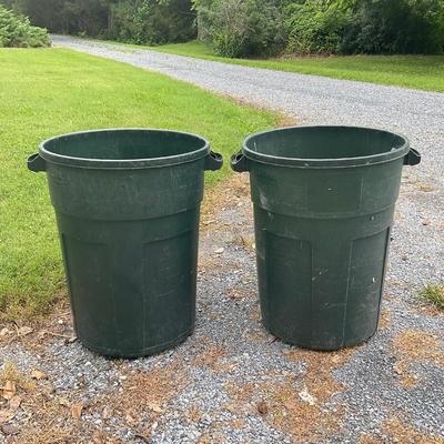 G346 Pair of Rubber Maid Garbage Cans