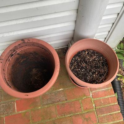 G354 Plastic Planters