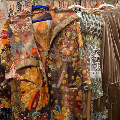 Clothing w/ Decorative rack 60- 80 pieces of L - 2XL Women's Fashion Brands